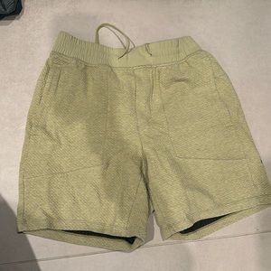 Lululemon men’s shorts size medium light green License to train